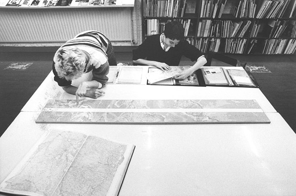 De Vleeshal, Middelburg: tafelvitrine met daarin actuele communicatiestukken die Cornelissen tijdens zijn reis over de evenaar realiseerde. <em>fotograaf: © Marijke Mooy, Amsterdam</em> © De Appel, Amsterdam & de kunstenaar(s)/the artist(s)