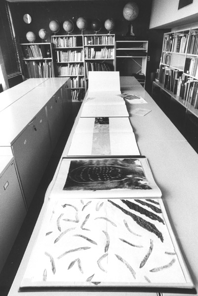 Kaartenzaal Universiteitsbibliotheek Gemeente Universiteit Amsterdam, Singel 425, Amsterdam: Atlas voor de Evenaar. <em>fotograaf: © Marijke Mooy, Amsterdam</em> © De Appel, Amsterdam & de kunstenaar(s)/the artist(s)