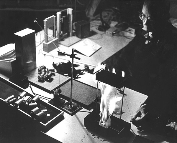 Theatertafel The Microman. Een kleine fenomenologie van het vallen I. <em>fotograaf: © Oscar van Alphen, Amsterdam</em> © De Appel, Amsterdam & de kunstenaar(s)/the artist(s)