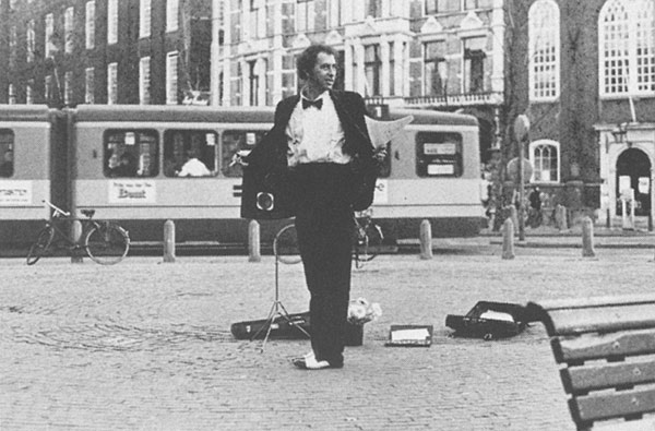 Akkoord Deel I: Voorspel. Door middel van een openbare sollicitatie op het Spui te Amsterdam, werd Alfred van den Heuvel gekozen als vijfde instrumentalist voor het  orkest. Op de foto: Larry M © De Appel, Amsterdam & de kunstenaar(s)/the artist(s)