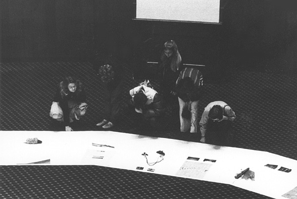 Presentatie van Reis langs de Evenaar in de Koepelzaal van het Sonestahotel te Amsterdam III. <em>fotograaf: © Theo Kamphuis</em> © De Appel, Amsterdam & de kunstenaar(s)/the artist(s)