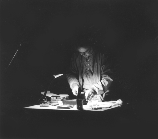 Live-optreden met geluidsbeestjes van Felix Hess, Nieuwe Prinsengracht 33-35hs, Amsterdam I. <em>fotograaf: © Max Bruinsma</em> © De Appel, Amsterdam & de kunstenaar(s)/the artist(s)