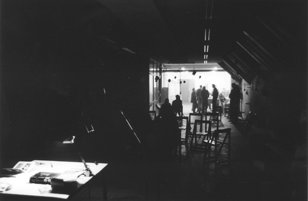 Live-optreden met geluidsbeestjes van Felix Hess, Nieuwe Prinsengracht 33-35hs, Amsterdam IV. <em>fotograaf: © Max Bruinsma</em> © De Appel, Amsterdam & de kunstenaar(s)/the artist(s)