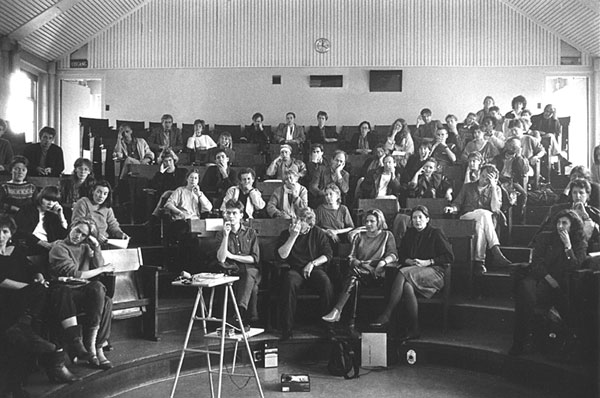 Regole d’Arte, collegezaal van het voormalig Chirurgiegebouw, Wilhelminagasthuisterrein, Amsterdam I. <em>fotograaf: © Pieter Boersma, Amsterdam</em> © De Appel, Amsterdam & de kunstenaar(s)/the artist(s)