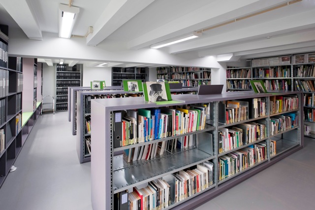 Bibliotheek Prins Hendrikkade 142. <em>fotograaf: Cassander Eeftinck Schattenkerk</em>