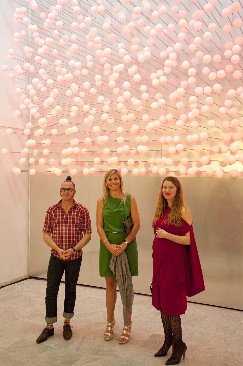 Koningin Máxima opende het nieuwe pand van de Appel arts centre op 25 mei 2012.
Rechts Ann Demeester directeur de Appel arts centre en links Allard van Hoorn, kunstenaar
. <em>fotograaf: Cassander Eeftinck Schattenkerk </em>