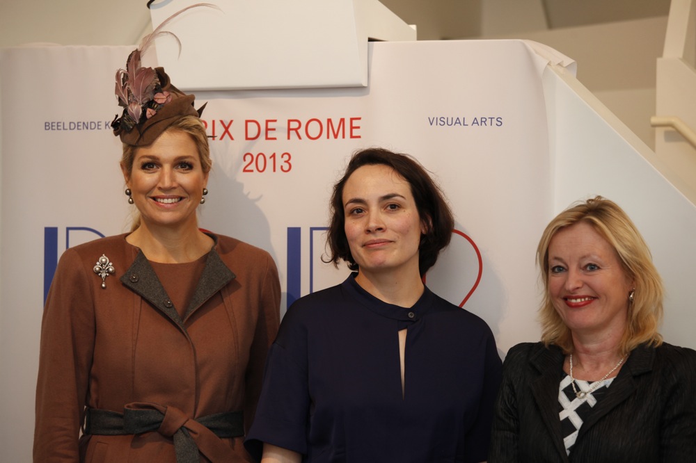 Koningin Maxima met Falke Pisano en Jet Bussemakers
. <em>fotograaf: Shinji Otani</em>
