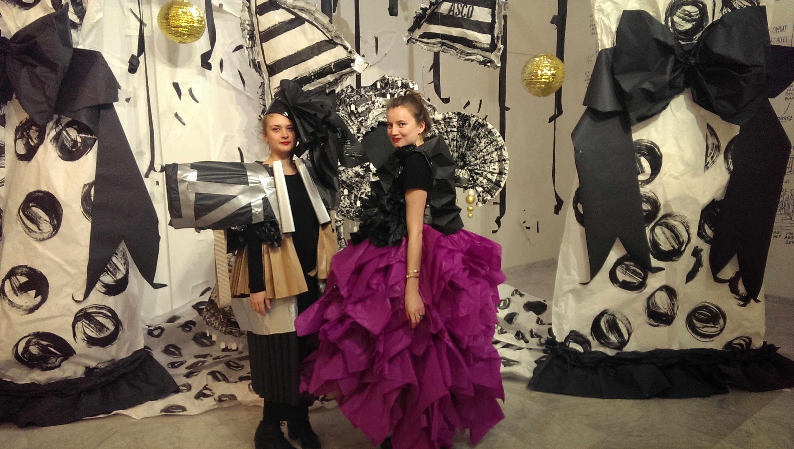 Paper fashion gemaakt tijdens workshop op 5 februari 2014 onder leiding van Patssi Valdez door studenten van de AMFI en de Rietveld Academie, Amsterdam