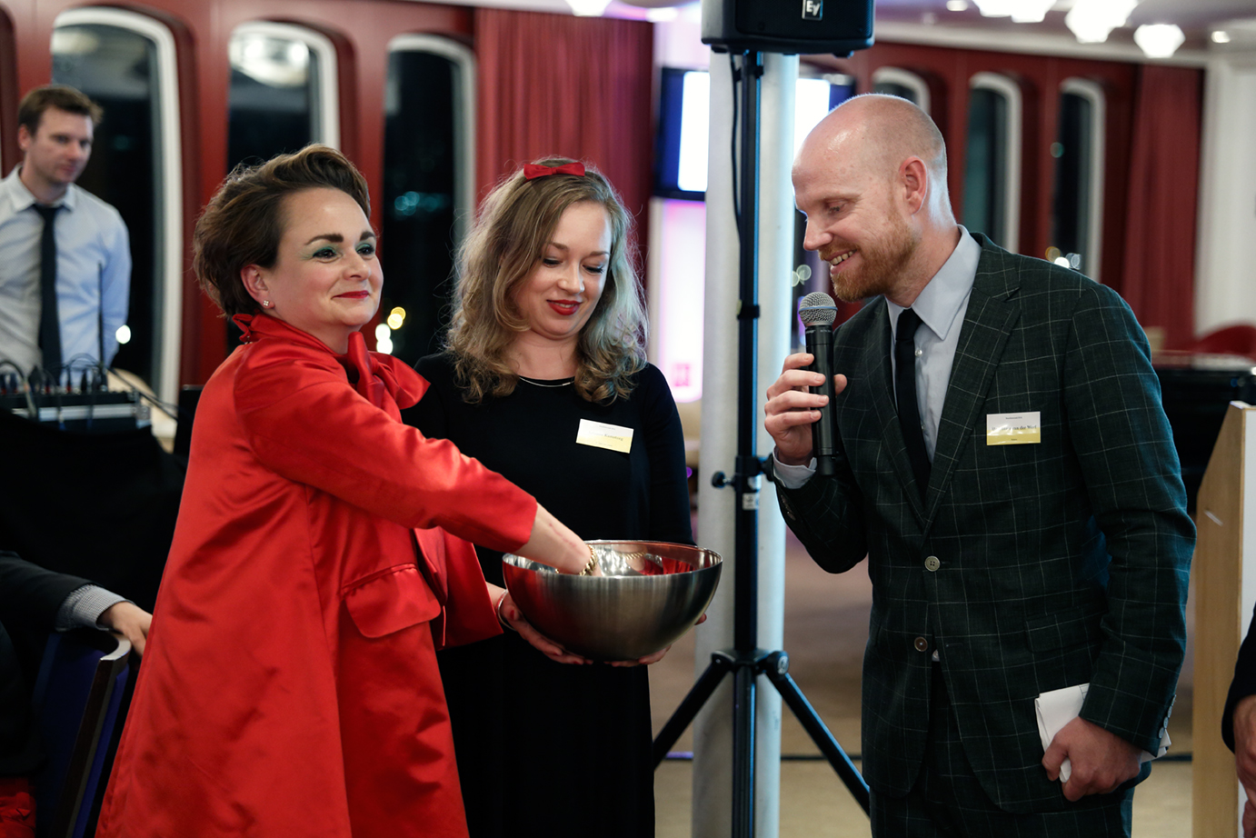 Alexandra van Huffelen trekt de tombola winnaars, rechts Huib Haye van der Werf. <em>fotograaf: Aad Hoogendoorn</em>