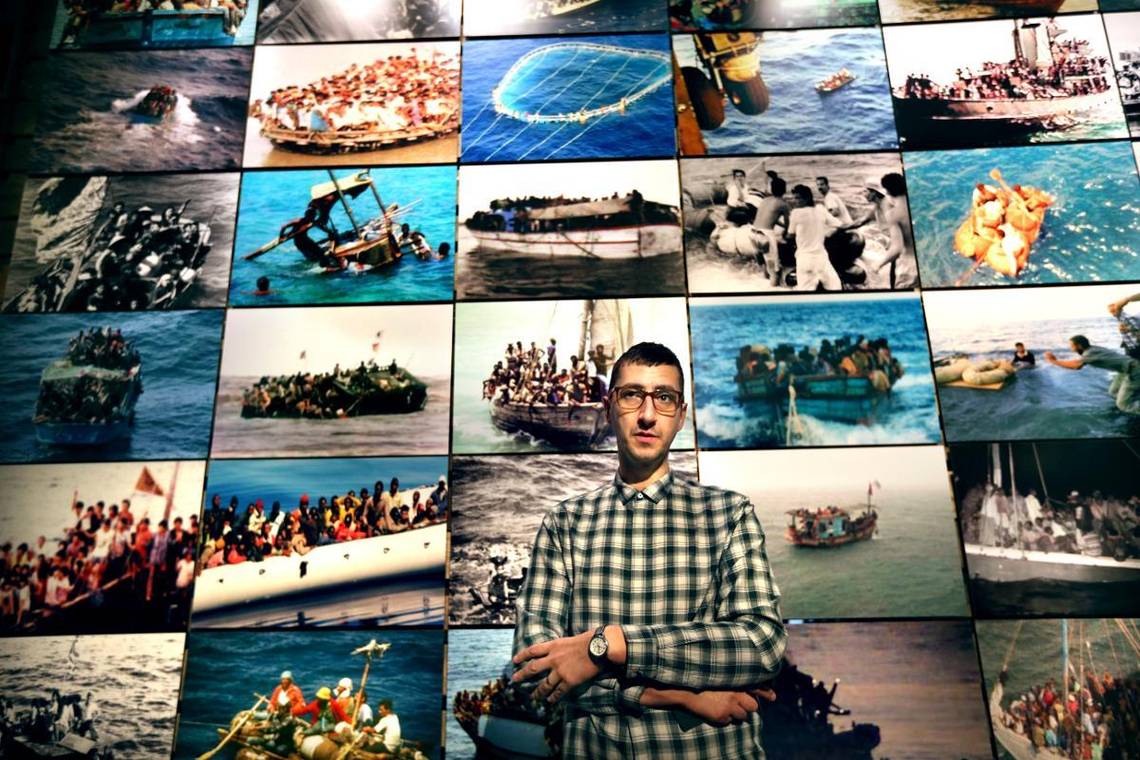 Niels Van Tomme voor Xaviera Simons' Superunknown (Alive In The) bij de Where do we migrate to? tentoonstelling, V&auml;rmlands Museum, Karlstad, Zweden.&nbsp;. <em>fotograaf: Helena Karlsson</em>