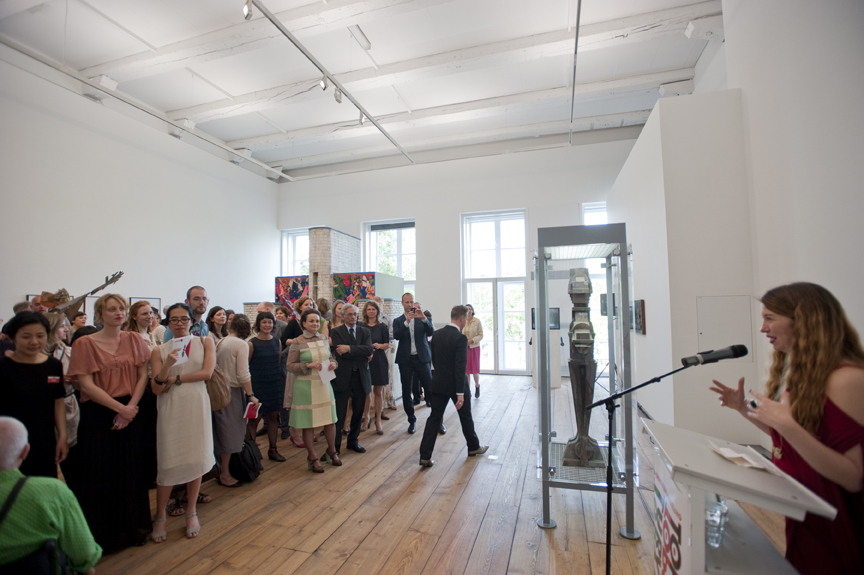 Toespraak van Ann Demeester, directeur de Appel arts centre , tijdens de Courtesy Opening.. <em>fotograaf: Cassander Eeftinck Schattenkerk</em>